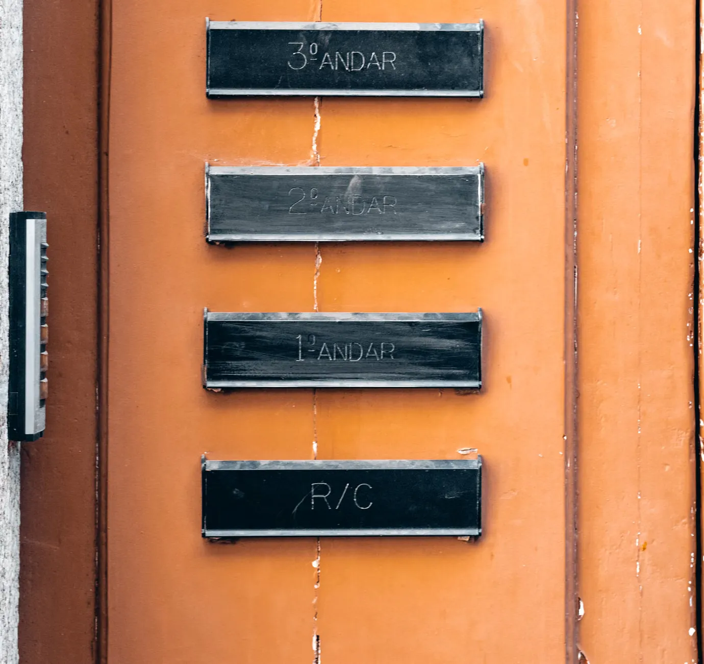 Side-by-side Linux and macOS terminals removing a directory with rm -r