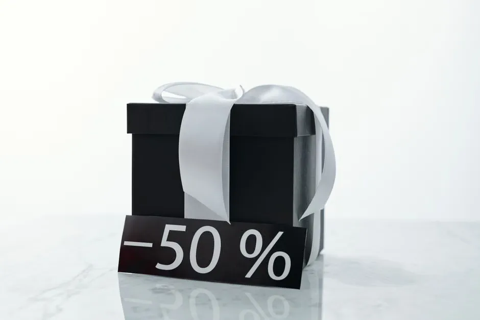 Close-up of the discount line and pay-by date on a printed Australian electricity bill